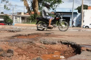 2025-02-03-15-58-090a0189-67a120032f57d-300x200 Cuiabá: A Capital dos Buracos Um Retrato da Infraestrutura Urbana