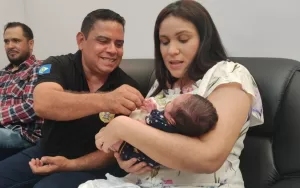 Ademar-mae-e-bebe-300x188 "Policial civil salva bebê sem respirar ao chegar à delegacia"