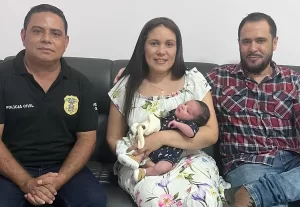 Familia-e-nenem-300x207 "Policial civil salva bebê sem respirar ao chegar à delegacia"