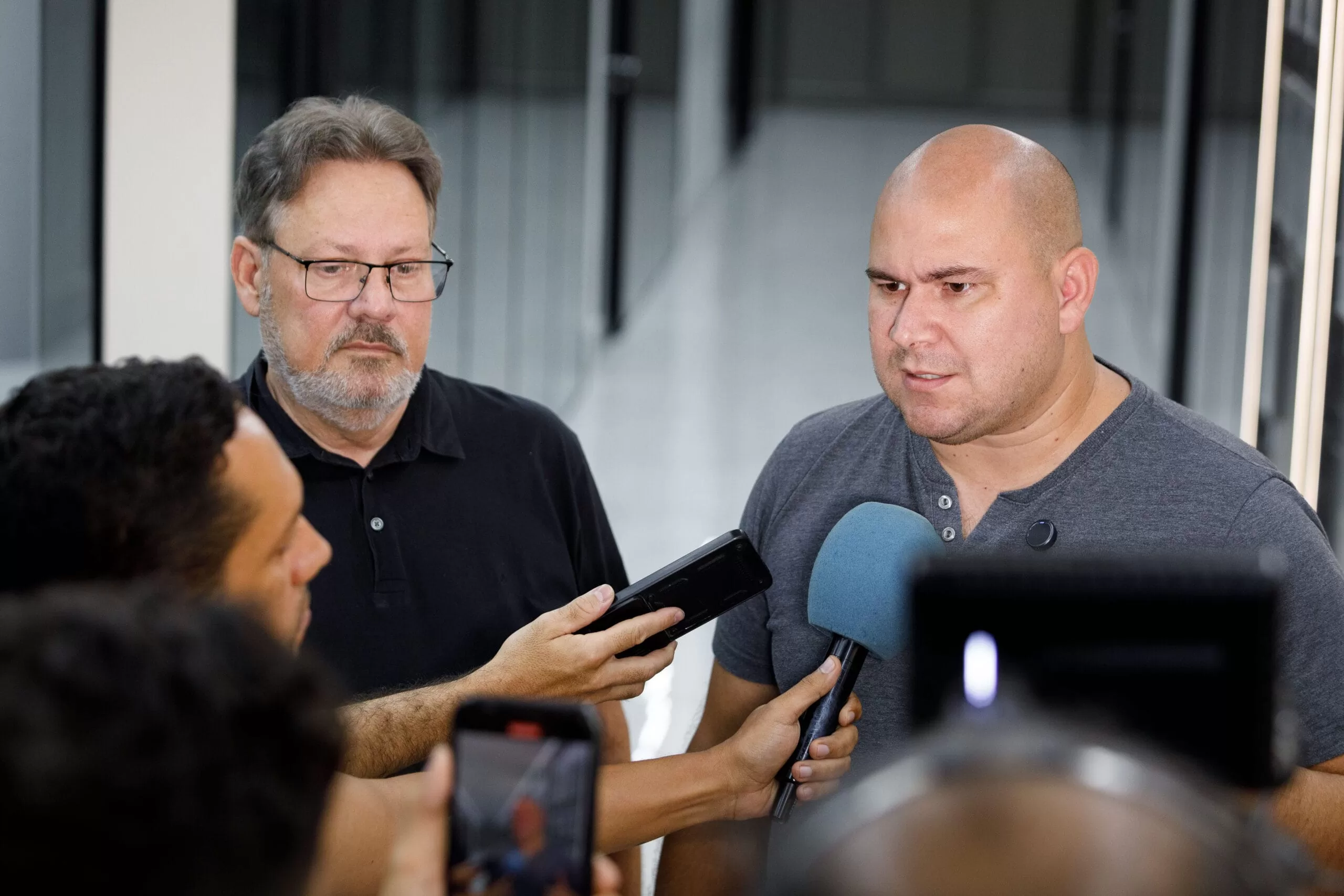 refeito de Cuiabá Abilio Brunini em reunião com autoridades de saúde para discutir ações emergenciais contra arboviroses.