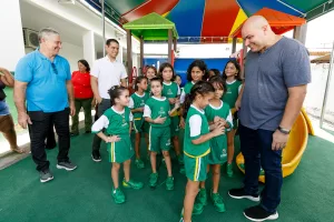 2025-04-19-13-25-img-0203-6803dc81806f0-300x200 Primeiros uniformes escolares são entregues pelo prefeito e pela primeira-dama.