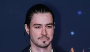 673275928-f68d9f476e4583bb-1400x823-2-300x176 "Ator de série da Netflix luta pela vida após infecção grave"