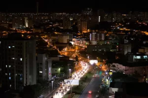 679-063329-cuiaba-umadaavenidasdacidadeanoite-foto-leodowerlicenca-cc-by-sa-30gr-300x200 Cuiabá celebra 306 anos: Tradição, cultura história às margens do Rio Coxipó