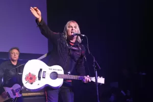 OCR-L-THEALARM-1020-06-1-300x200 "Luto na música: vocalista de banda morre aos 66 anos"