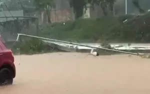 WhatsApp-Image-2025-04-08-at-23.40.25-300x188 "Temporal provoca alagamento em UPA de Cuiabá e causa danos em shopping"