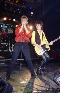 mike-peters-042925-2-b090ec302ada46a28070f2f9652b53e3-195x300 "Luto na música: vocalista de banda morre aos 66 anos"