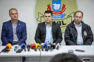 Coletiva-Primeiros-Resultados-Investigacao-Consignados-6744-1-300x200 "Delegado aponta que irregularidades de fraudes em contratos direto entre empresa e servidor público."