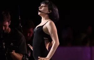 lady-gaga-aparece-e-faz-passagem-de-som-para-mega-show-em-copacabana-300x191 Fãs enfrentam filas para comprar areia de Copacabana durante show de Lady Gaga