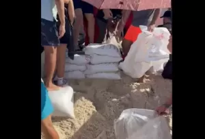 saco-de-areia-praia--300x203 Fãs enfrentam filas para comprar areia de Copacabana durante show de Lady Gaga