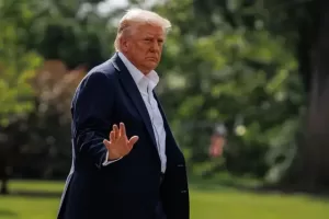 29845fc0-5e6e-11f0-b5c5-012c5796682d.jpg-300x200 Trump é diagnosticado com distúrbio circulatório, afirma Casa Branca