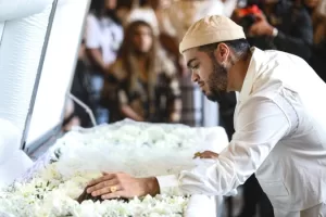 download-7-300x200 Com emoção, Fran Gil dá adeus à mãe, Preta Gil, no velório no Rio