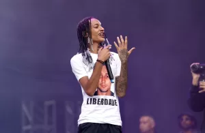 o-rapper-oruam-usa-camiseta-com-o-rosto-do-pai-marcinho-vp-no-lollapalooza-2053337-article-300x195 "Rapper Oruam volta às manchetes após novo atrito com a polícia"