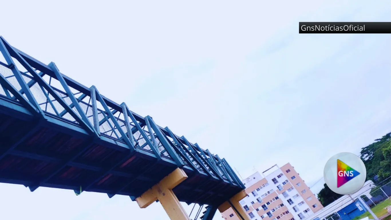 Corpo-10 Passarela na Avenida Fernando Corrêa vira risco iminente e preocupa pedestres em Cuiabá