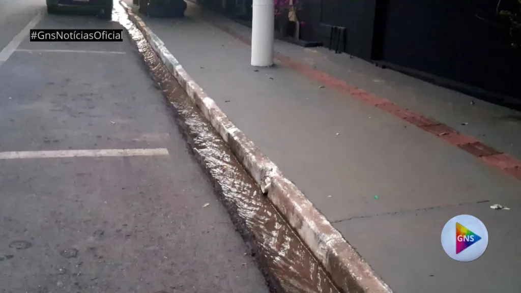 Corpo-23-1024x576 Esgoto a céu aberto persiste há mais de dois meses no centro de Cuiabá