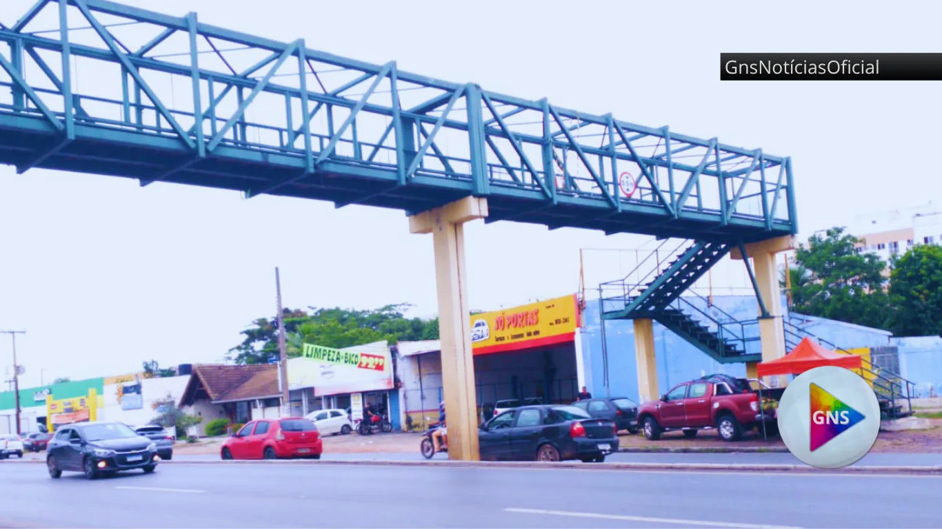 Corpo-8 Passarela na Avenida Fernando Corrêa vira risco iminente e preocupa pedestres em Cuiabá