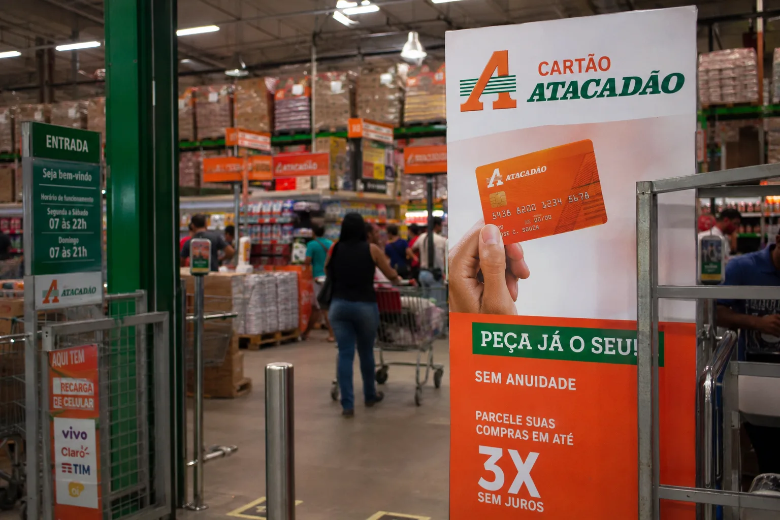 ChatGPT-Image-13-de-mai.-de-2026-00_13_09 Clientes denunciam cobranças abusivas em cartão do Atacadão em Cuiabá; dívidas ultrapassam o próprio limite e atingem idosos
